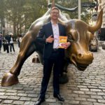 Cornelius Trenz mit Buch vor dem Bullen in New York.